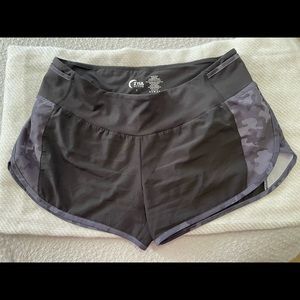 ❤️WOMENS ZYIA BLACK AND CAMO 5 STAR SHORTS SIZE LARGE